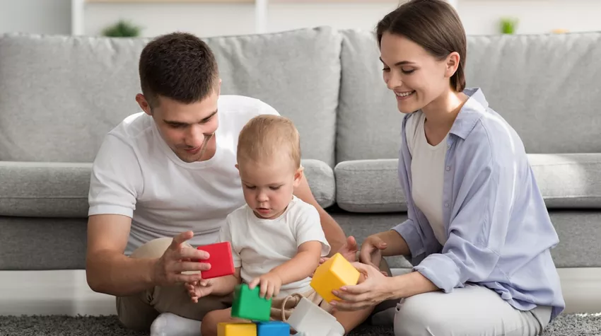 Bei rechtzeitiger Abgabe des Antrags für Elternzeit dürfen Arbeitgebende diesen nicht ohne besonderen Grund ablehnen. © Shutterstock, Prostock-studio