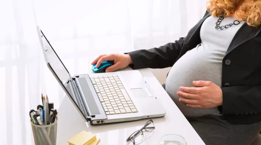 Während der Schwangerschaft benötigen die Mutter und ihr Kind besonderen Schutz am Arbeitsplatz. © Shutterstock, NAR studio