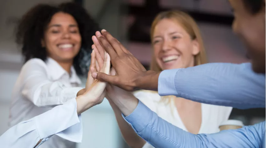 Verschiedene Teambuilding-Maßnahmen verfolgen unterschiedliche Ziele. © Shutterstock, fizkes