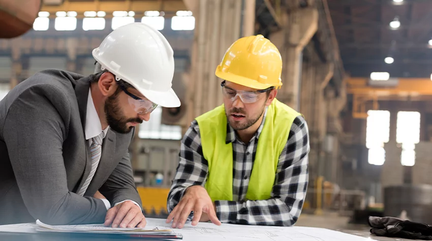 Arbeitgeber und Fachkraft für Arbeitssicherheit besprechen eine komplexe Gefährdungsbeurteilung. © Adobe Stock, KOTO