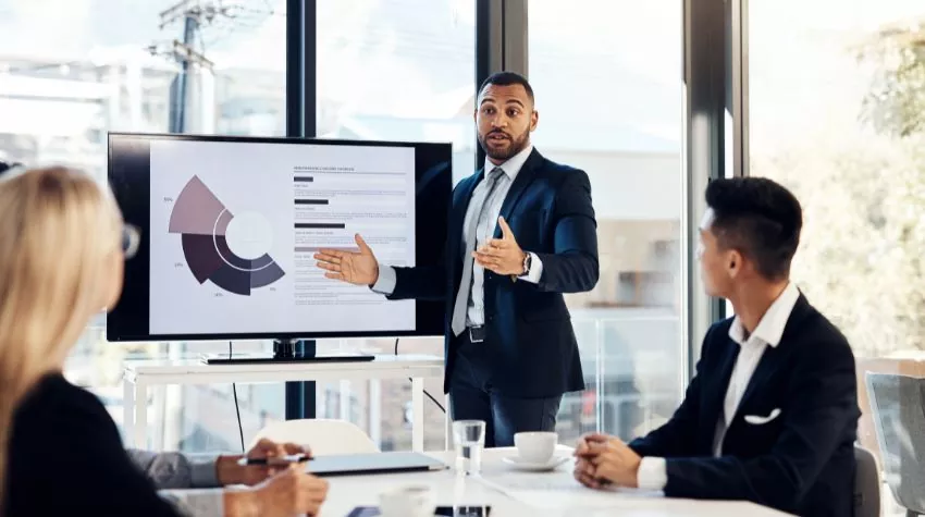 Workshop mit einem Geschäftsmann, der im Sitzungssaal des Büros mit seinem Team spricht. © Adobe Stock, Viglietti/peopleimages.com