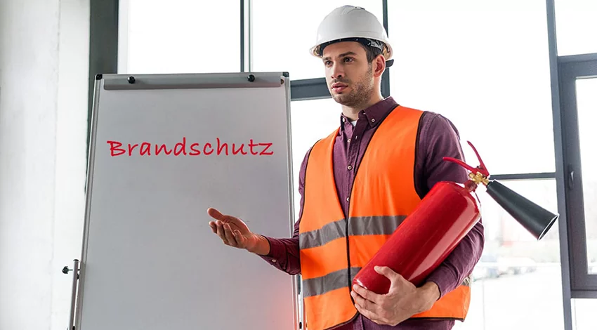 Die Brandschutzunterweisung wird von der Fachkraft für Arbeitssicherheit durchgeführt. © Adobe Stock, LIGHTFIELD STUDIOS