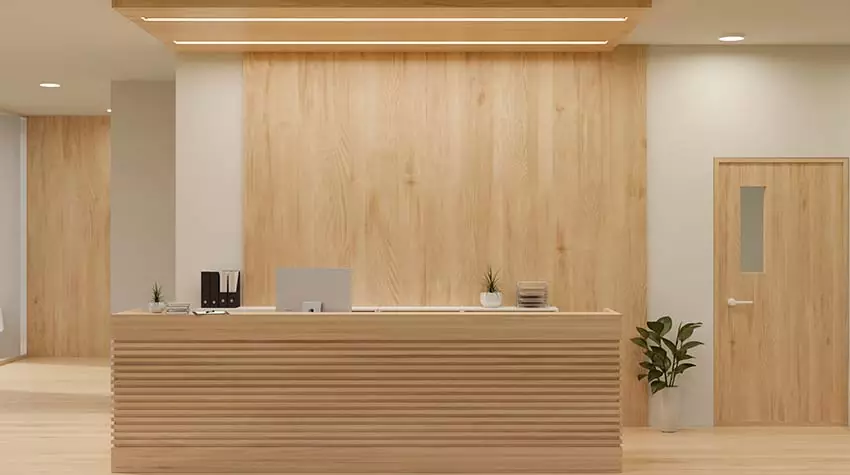 Umweltfreundliche Rezeptionsmöbel eines Green Office aus Holz.© Adobe Stock, bongkarn