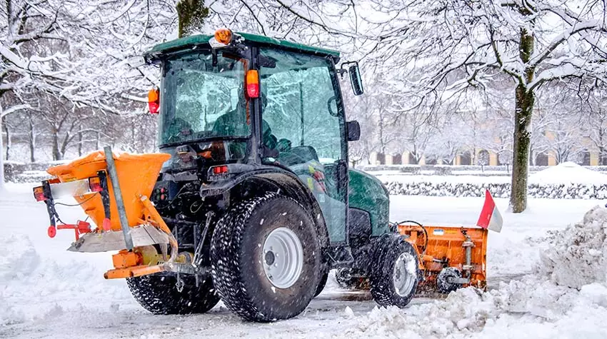 Räumfahrzeug übernimmt den Winterdienst. © Adobe Stock, fottoo