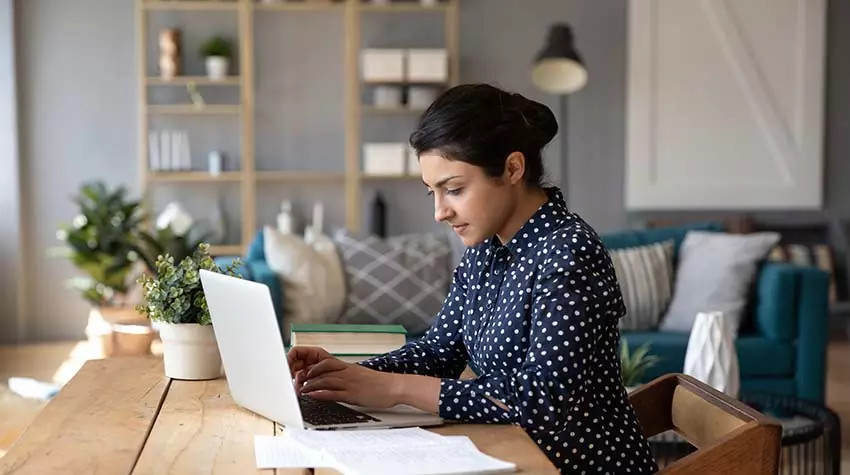 Mitarbeiterin arbeitet im Homeoffice, um so die Anfahrt einzusparen und für mehr Nachhaltigkeit im Büro zu sorgen. © Adobe Stock, fizkes