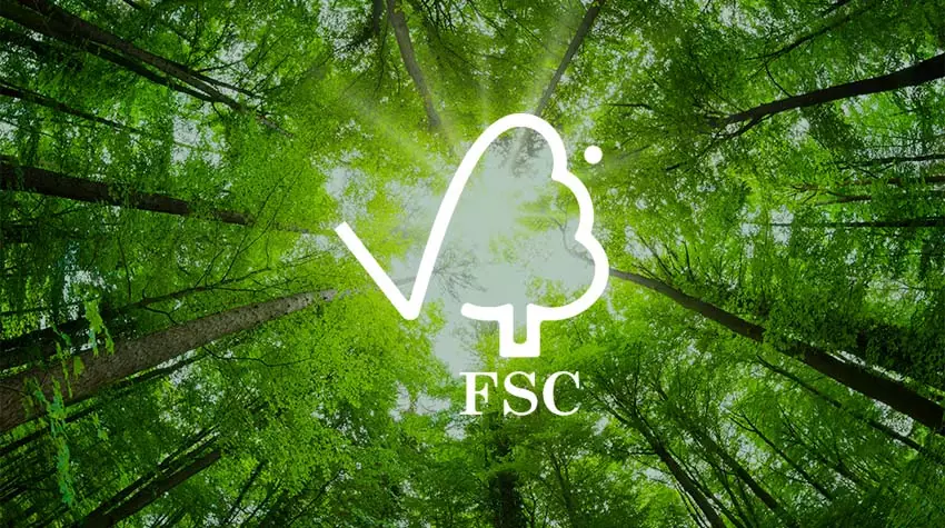 FSC-Siegel vor einem grünen Wald. © Adobe Stock, izzayani / Adobe Stock, Smileus